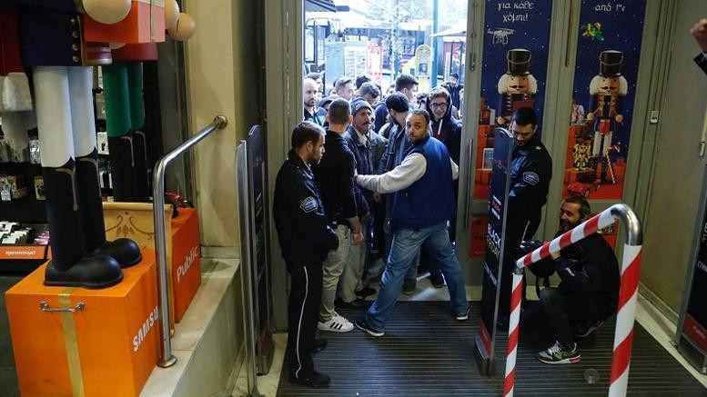 Φρενίτιδα για την Black Friday: Oυρές από τα ξημερώματα (εικόνες)